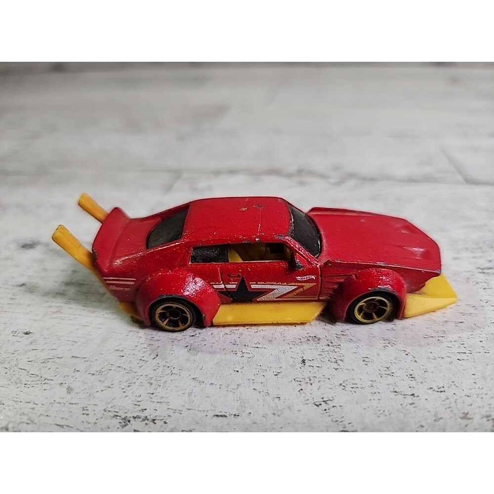 2011 Hot wheels mad manga diecast Red Yellow 1/64